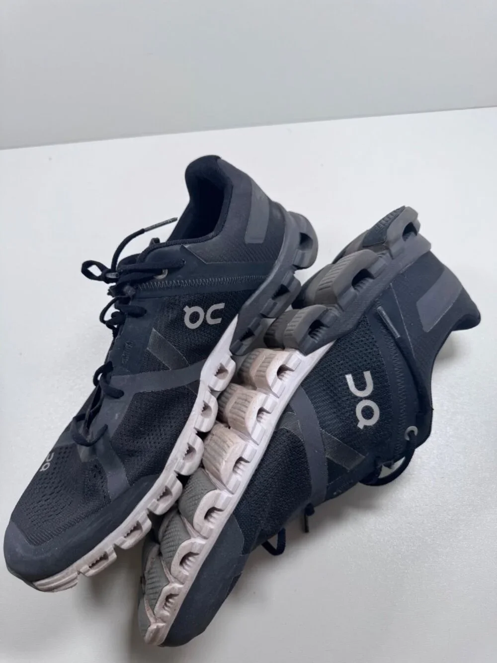 On Cloudflow Mens Running Shoes 9 42.5 Black Grey CloudTec Swiss Engineering